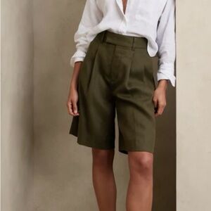 NWT Banana Republic - Olive Green Pleated Bermudas